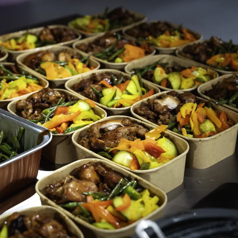Verse high-protein mealpreps van FatboySexy met gegrilde kip, groenten en rijst, vers bereid en klaar voor bezorging.