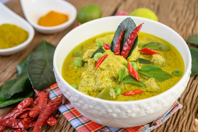 Thai green curry | kippendijen | courgette | paprika | limoenblaadjes