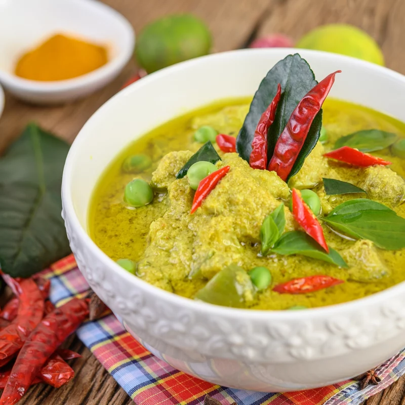 Thai green curry | kippendijen | courgette | paprika | limoenblaadjes
