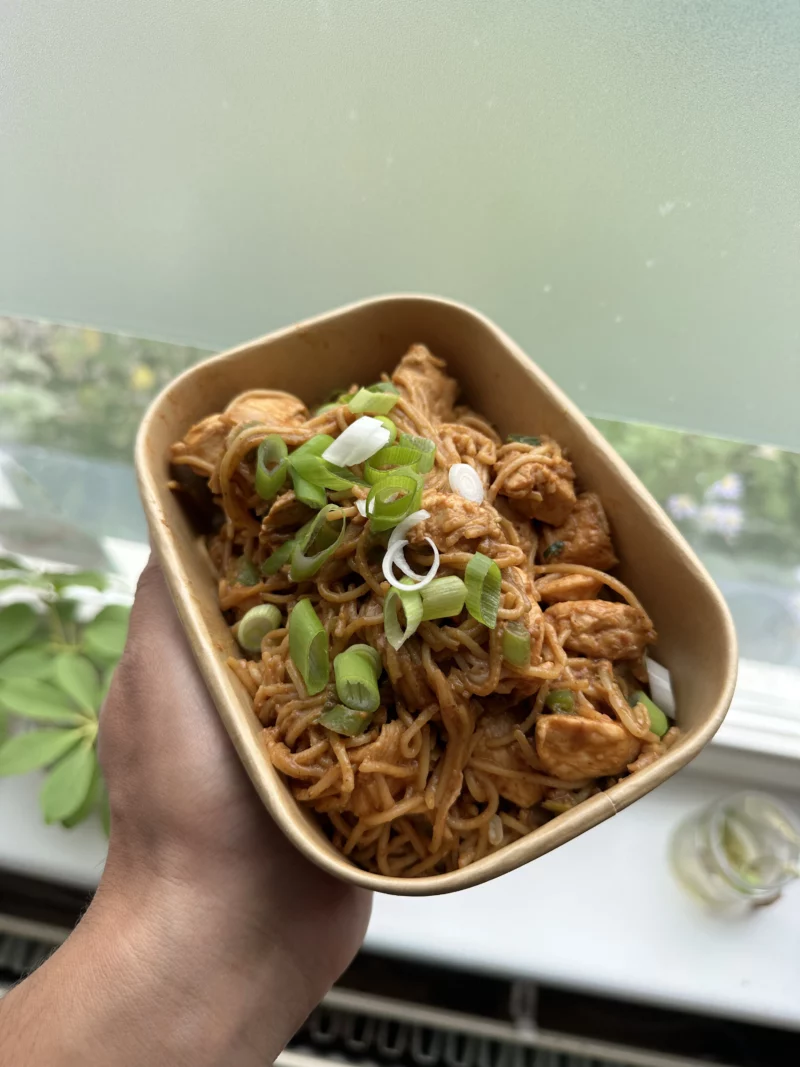 Spicy peanut noodles | kipfilet | spicy pindakaas | limoen | sriracha