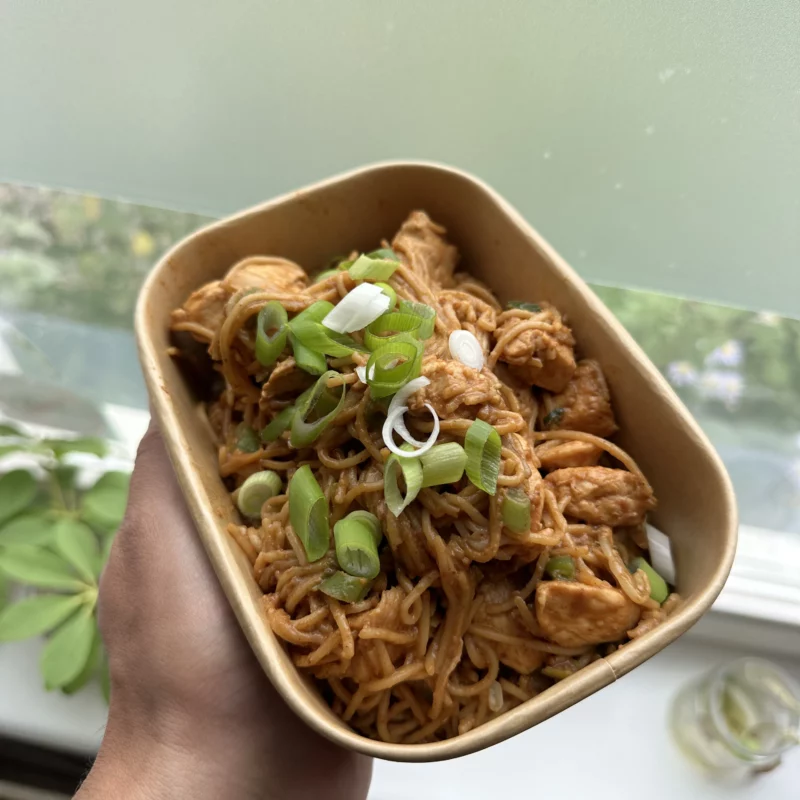 Spicy peanut noodles | kipfilet | spicy pindakaas | limoen | sriracha
