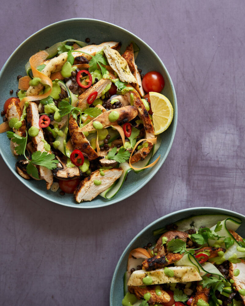 Thai red chicken bulgur salade | gegrilde groente van de markt | yoghurt chili dressing