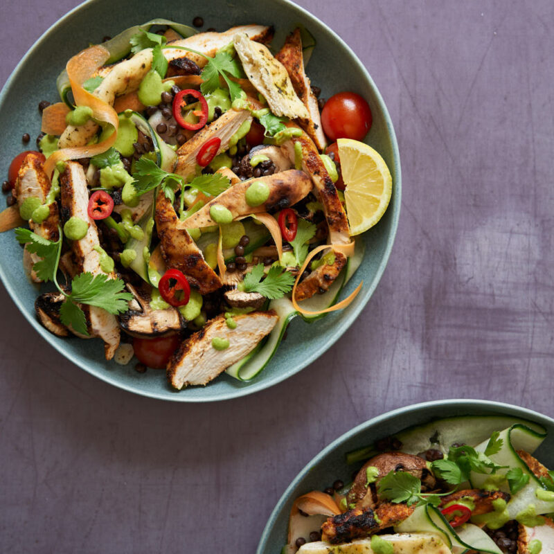 Thai red chicken bulgur salade | gegrilde groente van de markt | yoghurt chili dressing