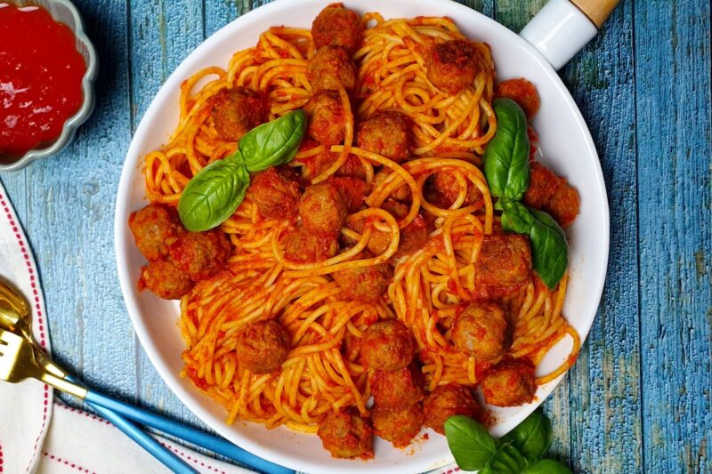 Lady and the Vagebond | spaghetti con le polpette | runder gehaktballetjes | tomatensaus met basilicum en knoflook | klein beetje Grana