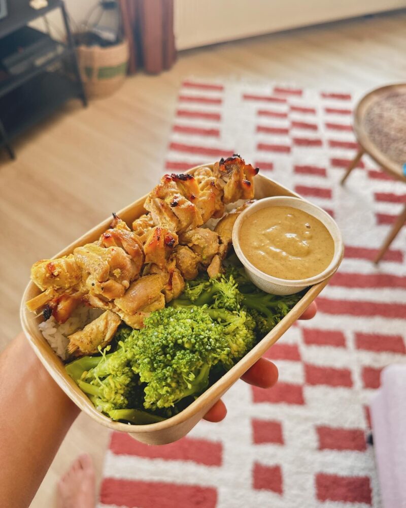 Thaise satay | combinatie van yellow curry en pinda | broccoli | rijst | peanut sauce