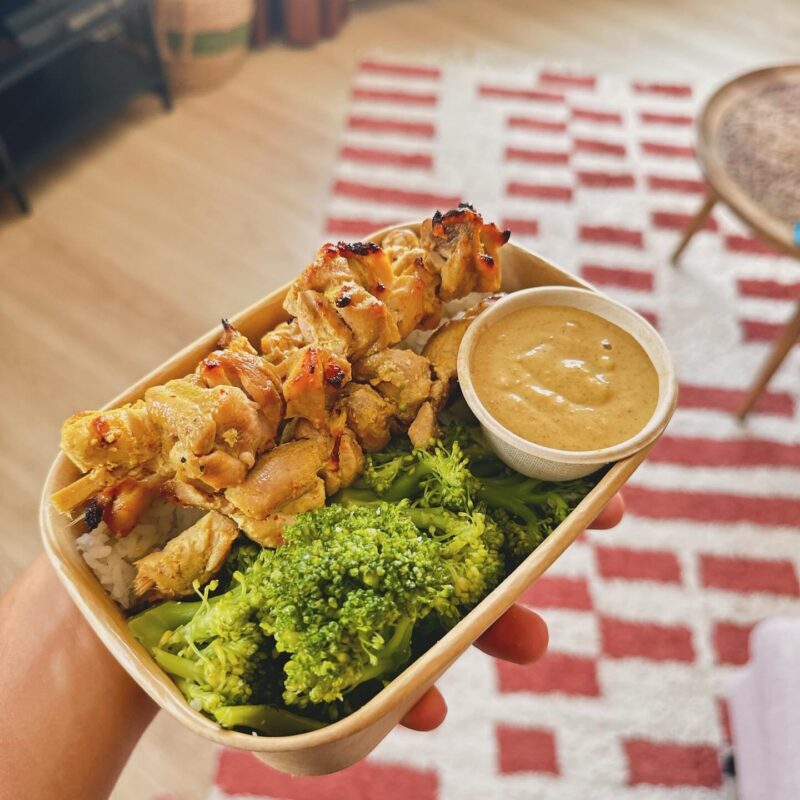 Thaise satay | combinatie van yellow curry en pinda | broccoli | rijst | peanut sauce