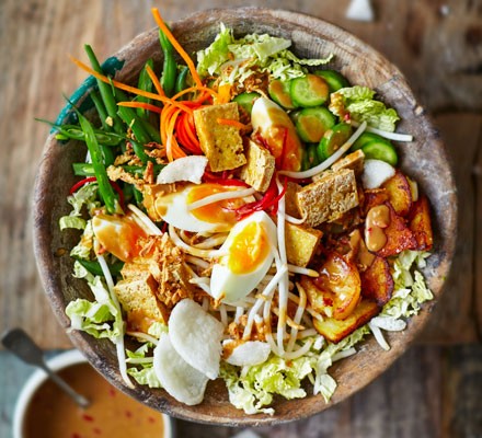 Gado-gado | verschillende markt groentes | spicy peanut sauce | gesmoorde kip | lontong | dinsdag menu