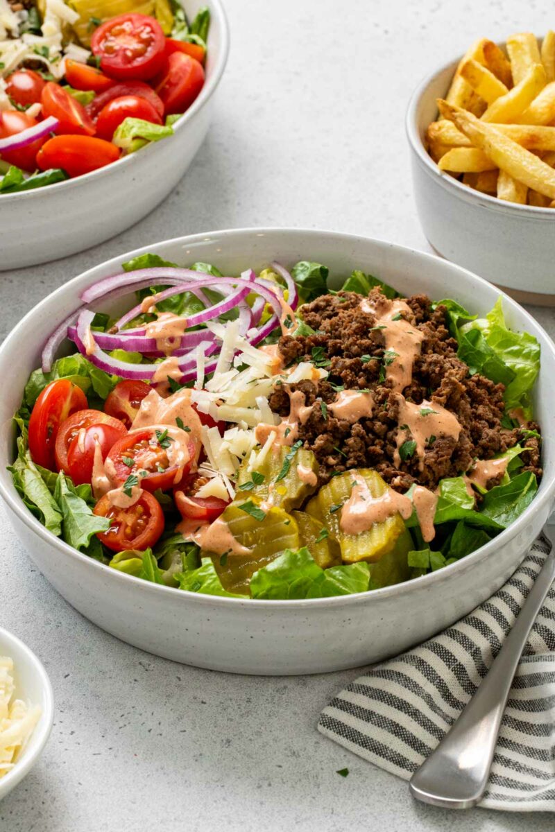 Burger bowl | al het goede van een burger | krokante aardappeltjes | salad | light burgersauce