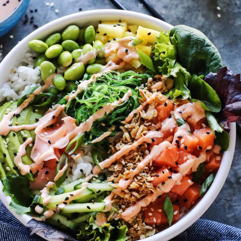 Poké bowl | garnalen | surimi omelet | gemarineerde komkommer | wortel | edamame | mais