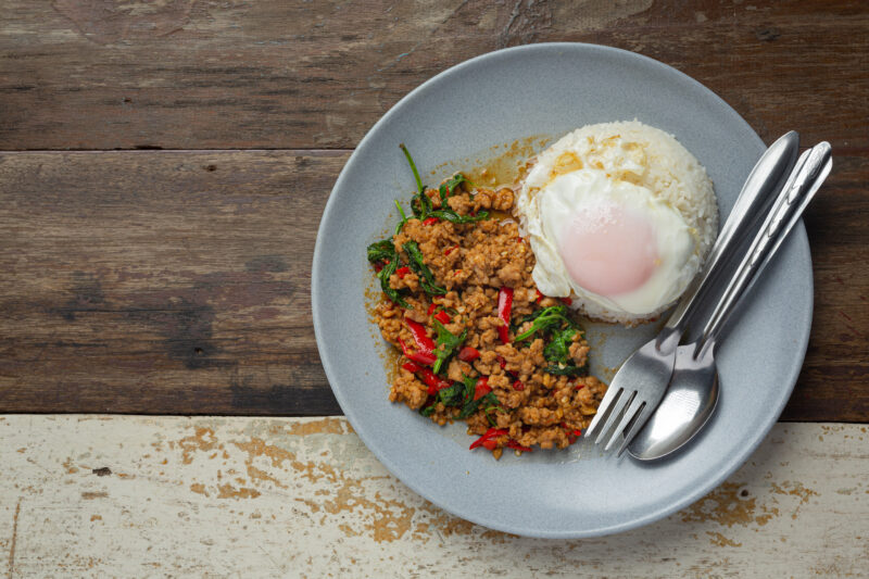Pad kra paw | rijst | eitje | spinazie | kip | Pablo's favoriete Thaise gerecht