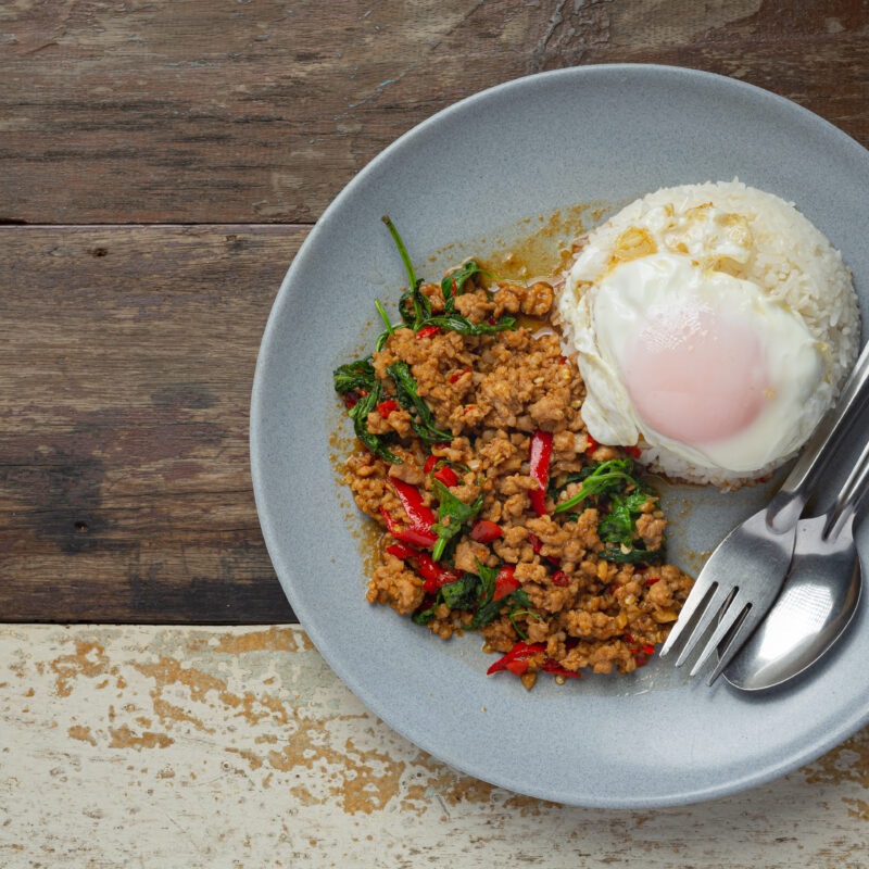 Pad kra paw | rijst | eitje | spinazie | kip | Pablo's favoriete Thaise gerecht