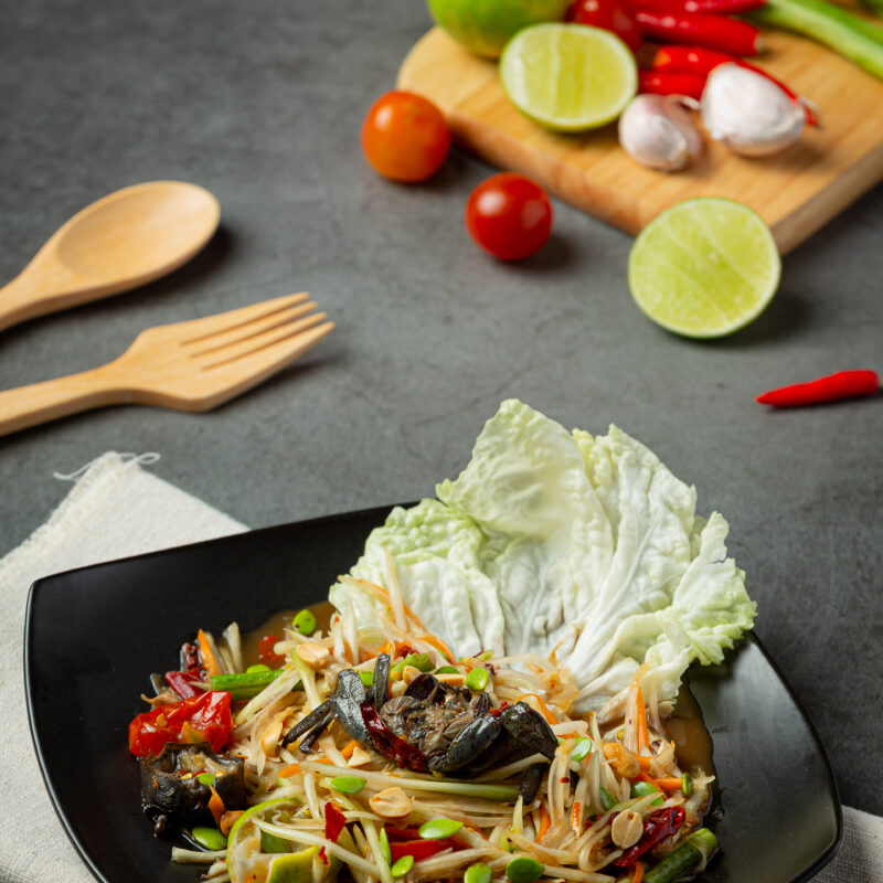 Thaise salade | fris pittige lunch | kip | geroosterde rijst | sla